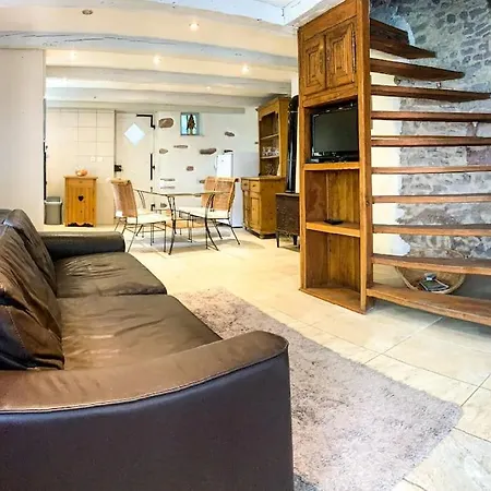 Le Patio Du Château De *